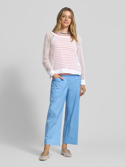 Frauenmodel trägt Longsleeve mit Lochmuster von Marc Cain in Weiß mit transparentem Design, Rundhalsausschnitt, lockere Passform, Ganzkörperansicht von vorne.
