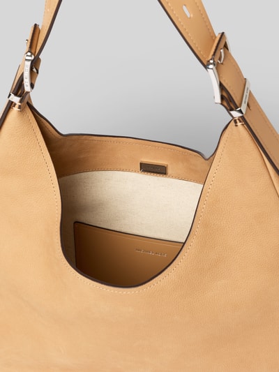Produktfoto, Hobo Bag mit Label-Detail Modell 'NOLITA' od MICHAEL Michael Kors, beżowy z magnetycznym zapięciem, faktura skóry, szerokość w rozmiarze 1: 40 cm, długość w rozmiarze 1: 42 cm, głębokość w rozmiarze 1: 10 cm, długość paska na ramię w rozmiarze 1: 36 cm