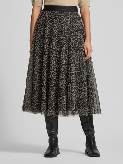 Frauenmodel trägt Midirock mit Allover-Animal-Print von Zero, A-Linie, elastischer Bund, blickdichter Unterrock, Ganzkörperansicht von vorne.