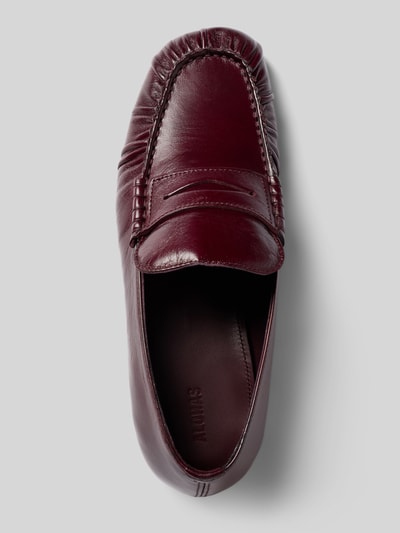 Produktfoto, Loafer mit Raffungen Modell 'Aven' von ALOHAS in Bordeaux, abgerundete Form, glatte Sohle, Damen Loafer Kontext