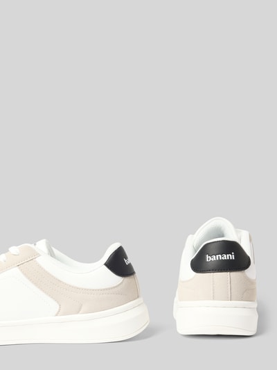 Produktfoto, Sneaker mit Schnürung und Label-Details Modell 'CDG' von Bruno Banani in Weiß und Beige, abgerundete Form, glatte und leicht strukturierte Oberfläche, 4 cm Absatz, 6 cm Schafthöhe, 7 cm Schaftweite, seitliche und Rückansicht.