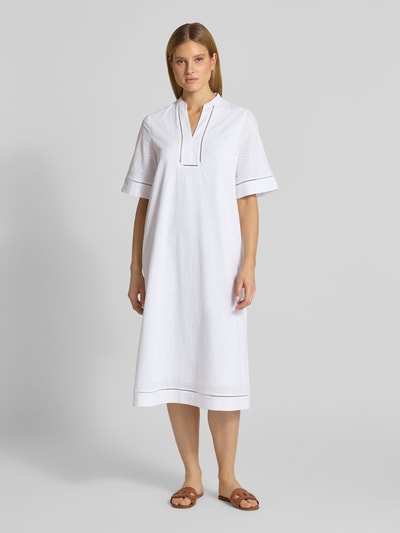 Frauenmodel trägt Damen Tunika-Kleid mit V-Ausschnitt Modell 'Debra' von JOOP! aus reiner Baumwolle in Weiß, A-Linie, Midikleid, Ganzkörperansicht von vorne.