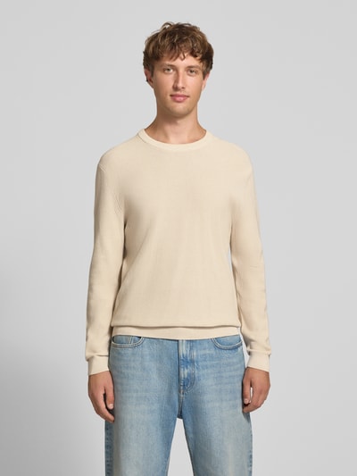 Männermodel trägt Regular Fit Pullover aus reiner Baumwolle Modell 'TONY' von ONLY in Beige zu Jeans, Ganzkörperansicht von vorne, Herren Pullover von ONLY & SONS.