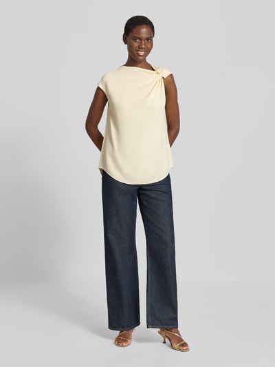 Vrouwenmodel draagt Regular fit blouse met korte mouwen van viscosemix model 'BANNEA' van BOSS, Dames, geheellichaamsaanzicht voorkant
