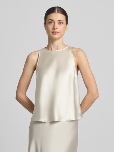 Frauenmodel trägt Top aus Satin mit Rundhalsausschnitt Modell 'Laureen' von GUIDO MARIA KRETSCHMER WOMAN, Regular-Fit, Rückenlänge 51 cm, Nahaufnahme Oberkörper.
