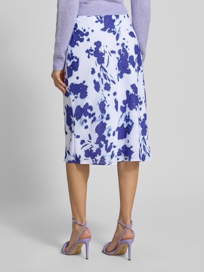 Frauenmodel trägt Midirock mit Strukturmuster im Allover-Look von Calvin Klein Womenswear in A-Linie, weiß-lila, Ganzkörperansicht Rückansicht.