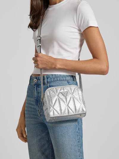 Guess Handtasche mit Label-Applikation Modell 'ALDINA CAMERA CROSSBODY' Silber 1