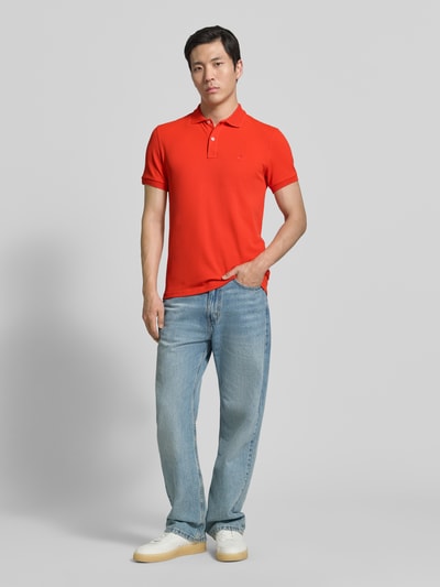 Męski model nosi Regular Fit Poloshirt mit Stitching Modell 'PLANTAGO' od Peuterey, krój regular fit, intensywnie czerwony, tkanina z domieszką stretchu, gładka faktura, kołnierzyk polo, zapięcie na guziki, widoczny detal szwu, długość tyłu w rozmiarze M: 71 cm, pełny widok z przodu.