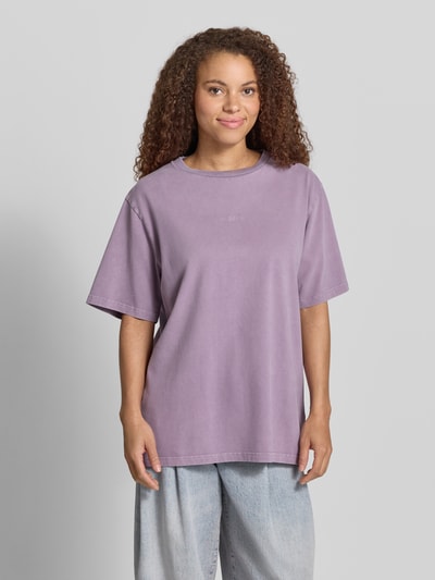 Frauenmodel trägt Oversized Damen T-Shirt aus reiner Baumwolle, Modell 'Farmers Market' von OH APRIL, Label-Stitching, Ganzkörperansicht von vorne.