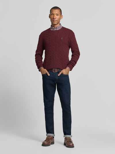 Männermodel trägt Slim Fit Jeans mit Raw Denim Optik von POLO RALPH LAUREN, dunkler Baumwollmix, 5-Pocket-Design, Ganzkörperansicht von vorne.