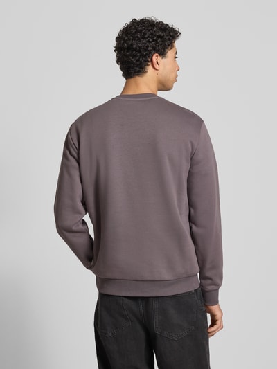 Männermodel trägt Regular Fit Sweatshirt aus Baumwoll-Mix Modell 'CERES' von Only & Sons in Unifarbe, Ganzkörperansicht Rückansicht.