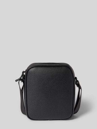 Produktfoto, schwarze Handtasche mit verstellbarem Schulterriemen von ARMANI EXCHANGE, rechteckige Form, glatte Textur, Label-Detail, Hauptfach mit Reißverschluss, Maße 16x21x9 cm, Schulterriemen 82 cm.