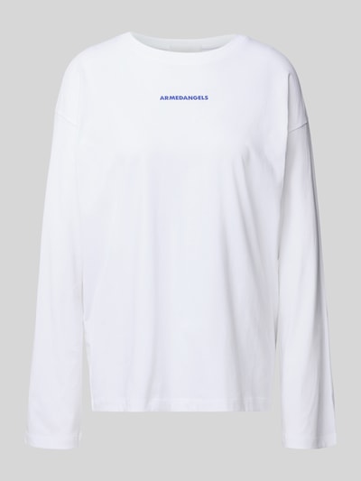 Produktfoto, Oversized Langarmshirt aus reiner Baumwolle Modell 'FIETAA SMILE' von Armedangels, biały, gładka faktura, logo z przodu, dekolt okrągły, długi rękaw, cienki prążkowany materiał