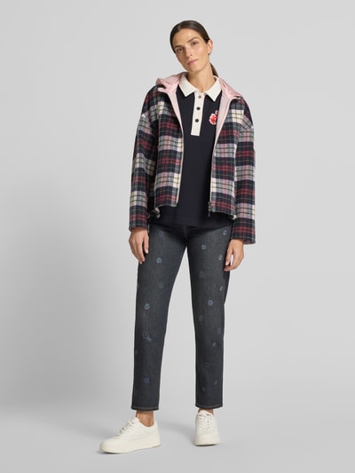 Vrouwenmodel draagt Relaxed Fit Sweatshirt aus Baumwoll-Mix van Marc Cain, donkerblauw met motiefprint, labeldetail, polokraag, knoopsluiting, katoenmix met stretch, ganzkörperansicht van voren.