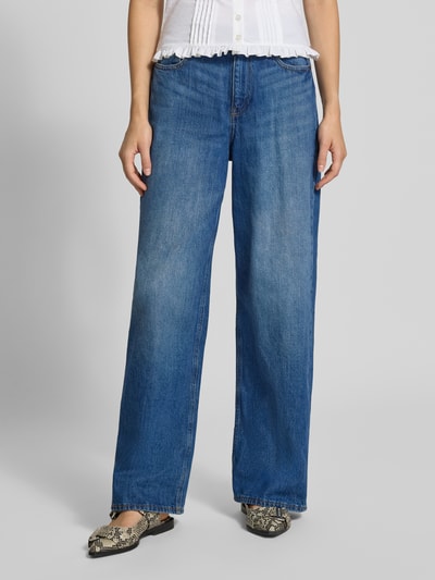 Frauenmodel trägt Wide Fit Jeans im 5-Pocket-Design Modell 'TOKYO' von JJXX, reine Baumwolle, blaue Farbe, Nahaufnahme Unterkörper, Kontext: Damen Jeans von JJXX, Knopf- und Reißverschluss, Bundweite bei Größe 27/32: 40 cm, Innenbeinlänge: 77 cm.