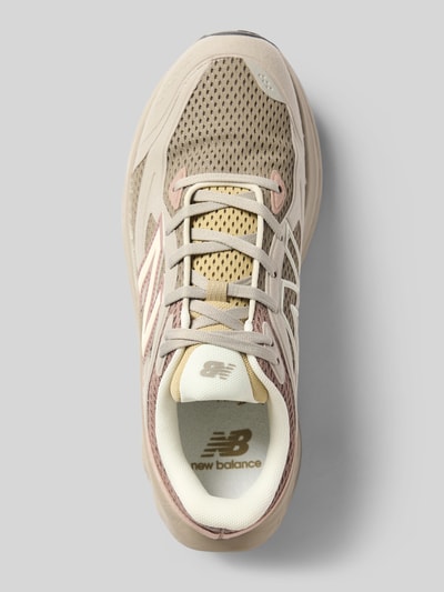 Produktfoto, Sneaker mit Label-Detail Modell 'UTRNAC' von New Balance in Beige-Tönen, abgerundete Form, Schnürung, strukturierte Sohle