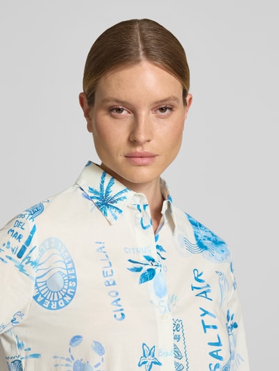 Frauenmodel trägt Regular Fit Bluse im Allover-Look von Oui aus Reine Baumwolle mit Hemdblusenkragen und Knopfleiste, Nahaufnahme Oberkörper.