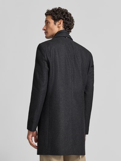 Męski model nosi Regular Fit Kurzmantel aus Woll-Mix Modell 'H-HYDE' od BOSS, ciemnoszary, wzór jodełki, tkanina wełniana, długi rękaw, stojący kołnierz, całościowy wzór, widok całej sylwetki z tyłu.