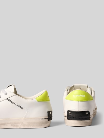 Productfoto, Sneaker met motiefprint van Crime London, witte leren heren sneakers met afgeronde pasvorm, vetersluiting, logodetail, hakhoogte maat 44: 3 cm, schachthoogte maat 44: 8 cm, schachtbreedte maat 44: 9 cm, accenten in geel en zwart, subtiel vervaagde zool.