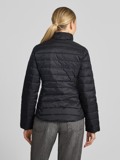 Vrouwenmodel draagt zwart gewatteerd jack Slim Fit Steppjacke met logodetail van Lacoste, Dames, Ganzichaamsaanzicht achteraan.