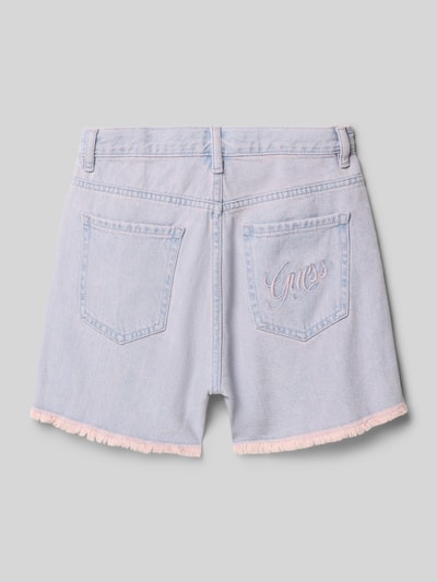 Produktfoto, Regular Fit Shorts in Denim-Optik von Guess, Kinder Shorts aus reiner Baumwolle, hellblau, Logo-Stitching, 5-Pocket-Design, Knopf-Reißverschluss, Bundweite 31 cm, Innenbeinlänge 10 cm, feine Fransen am Saum, glatte Struktur