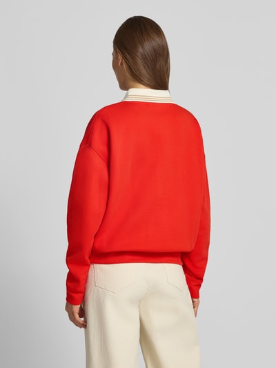 Vrouwenmodel draagt sweatshirt uit katoenmix met polokraag van Lanius, los model, contrastkraag, elastische boordjes, rugaanzicht.