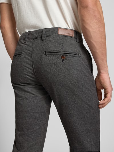 Männermodel trägt Slim Fit Hose mit Gürtelschlaufen Modell 'MARCO' von JACK & JONES, Baumwoll-Elasthan-Mix, Unifarbenes Design, Detailaufnahme Rückansicht.