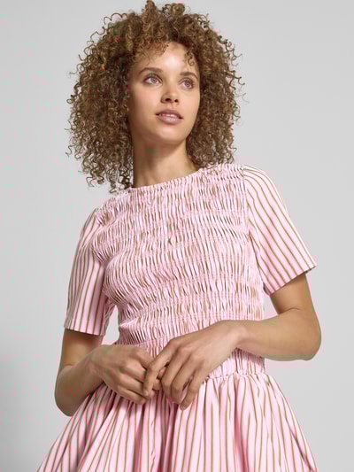 Amy Lynn Cocktailkleid mit Smok-Details Modell 'Eleonor' Rosa 3