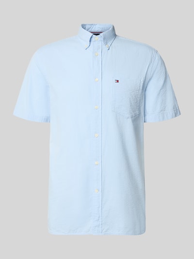 Produktfoto, Regular Fit Freizeithemd aus reiner Baumwolle von Tommy Hilfiger in Hellblau, unifarben, mit Struktur und Brusttasche, Knopfleiste.