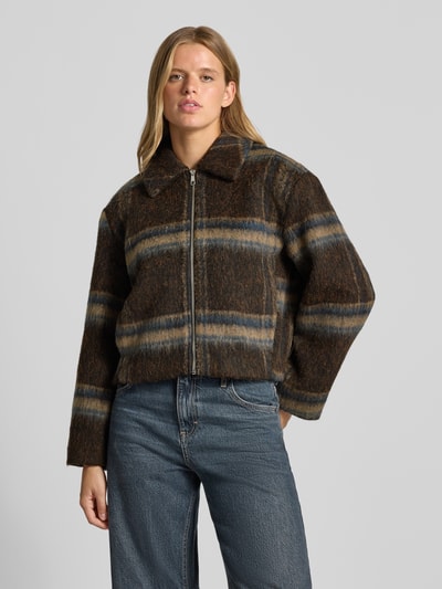 Frauenmodel trägt Regular Fit Blouson mit Umlegekragen Modell 'KATE' von ONLY, braune und blaue Streifen, Damen Bomberjacke, Ganzkörperansicht von vorne.