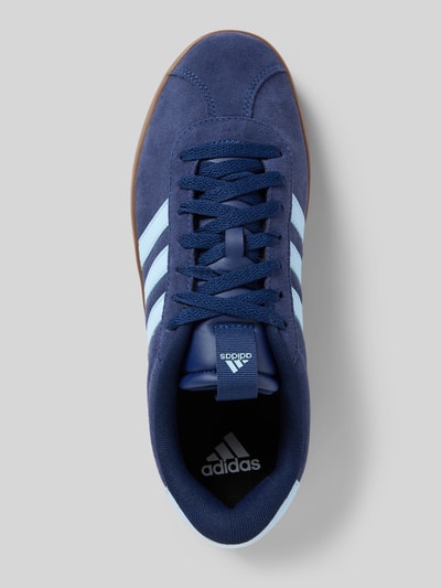Produktfoto, Heren sneakers van leer Model 'VL COURT 3.0' van adidas Sportswear, afgeronde punt, vetersluiting, labeldetails, rubberzool, hakhoogte 3 cm, schachthoogte 8 cm, schachtbreedte 7 cm, blauw met witte accenten, gladde en suède texturen.
