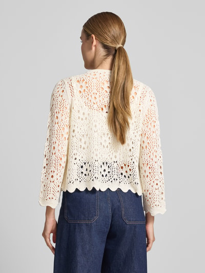 Kobiece modelka nosi Relaxed Fit Strickjacke in Lochstrick-Optik von Betty Barclay, półprzezroczysty materiał, rękaw o dł. 3/4, długość tyłu 50 cm, długość rękawów 54 cm, jasny kolor, ażurowy wzór, widok całej sylwetki z tyłu.