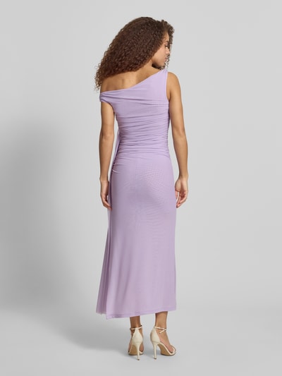 Vrouwenmodel draagt Maxikleid met Drapierungen Modell 'LAYANA' van Bardot in lichtpaars, asymmetrisch en aansluitende fit, ruglengte 130 cm, borstwijdte 37 cm, rugaanzicht, Ganzkörperansicht Rückansicht.