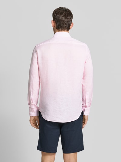 Männermodel trägt Regular Fit Leinenhemd mit Kentkragen von Christian Berg Men in Hellrosa, reine Leinenstruktur, Ganzkörperansicht Rückansicht.