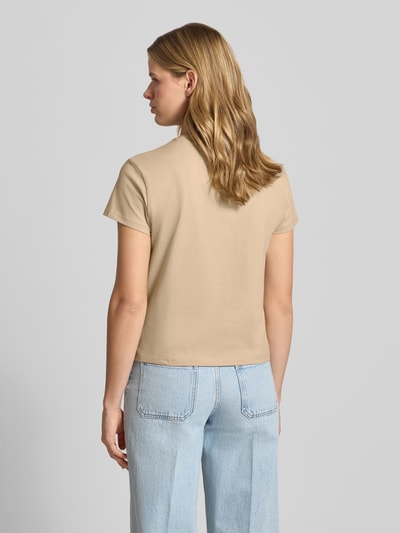 Frauenmodel trägt T-Shirt mit Motiv-Print und Rundhalsausschnitt von REVIEW aus Baumwoll-Elasthan-Mix, Regular-Fit, Rückenlänge 51 cm, Ganzkörperansicht Rückansicht.