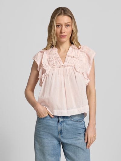 Frauenmodel trägt Bluse mit Volants Modell 'Jayla' von Neo Noir aus Reine Baumwolle mit Gerader-Schnitt und Tunikakragen, Nahaufnahme Oberkörper.