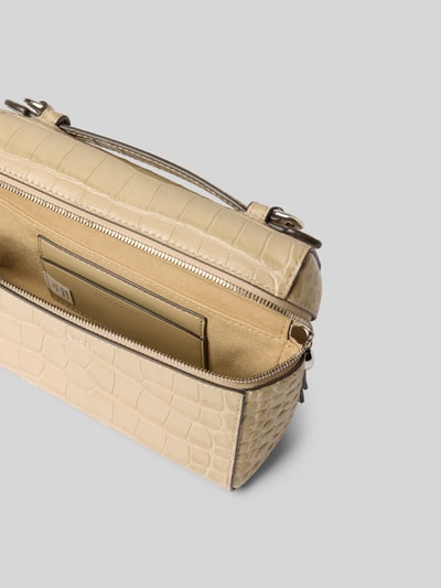 Produktfoto, beige Handtasche mit Krokodil-Prägung von Tory Burch, sichtbares Hauptfach mit Reißverschluss und Steckfach innen, feine Narbung