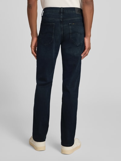 Mężczyznamodel nosi Straight Fit Jeans im 5-Pocket-Design Modell 'WEST' od Lee, bawełniany materiał ze stretchem, kolor ciemnoniebieski, ganzkörperansicht rückansicht. Szerokość w rozmiarze 32/32: 41 cm, długość nogawki od wewnątrz: 81 cm.