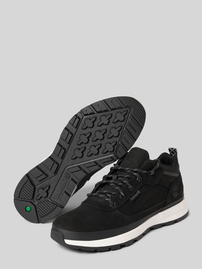 Produktfoto, Sneaker aus Leder-Mix von Timberland in Schwarz mit abgerundeter Form, strukturiertem Schnürverschluss und Label-Detail, strukturierte Sohle, Absatzhöhe 3 cm, Schafthöhe 9 cm, Schaftweite 10 cm.