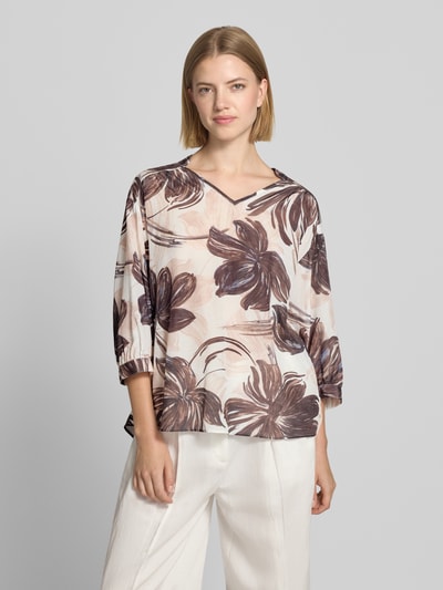 Vrouwenmodel draagt Relaxed Fit blouse uit viscosemix met all-over bloemenprint van MORE, mix van viscose en katoen, V-hals, 3/4-mouw, ruglengte maat 36: 65 cm, mouwlengte maat 36: 37 cm, vooraanzicht bovenlichaam