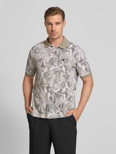 Männermodel trägt Regular Fit Poloshirt im Allover-Look mit Label-Stitching von ARMANI EXCHANGE aus reiner Baumwolle, Ganzkörperansicht von vorne.