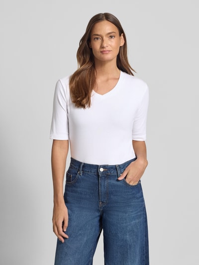 Frauenmodel trägt T-Shirt mit V-Ausschnitt von Christian Berg Woman in Weiß, Regular Fit, Baumwoll-Elasthan-Mix, Nahaufnahme Oberkörper.