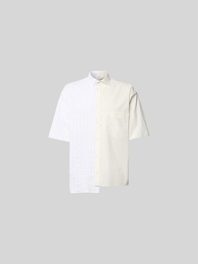 Produktfoto, Regular Fit Freizeithemd aus Baumwolle von MM6 Maison Margiela mit Asymmetrischer-Look, Kent- und Button-Down-Kragen, Halbarm, unifarben in Weiß, Texturmix, Rückseite 79 cm, Schulterbreite 48 cm, Ärmellänge 30 cm in Größe 50