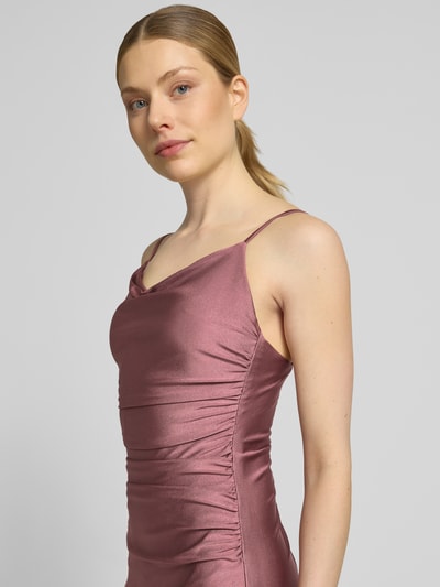 Frauenmodel trägt Abendkleid mit seitlichem Gehschlitz und Wasserfall-Ausschnitt von Mascara aus Satin in Körpernaher-Schnitt, Nahaufnahme Oberkörper. Rückenlänge bei Größe 36: 125 cm, Brustweite bei Größe 36: 40 cm, Maxikleid mit Spaghettiträgern und Haken-Reißverschluss.