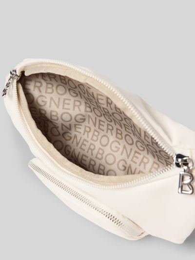Produktfoto, cremefarbene Handtasche mit Label-Detail Modell 'verbier play 1.0 janica' von BOGNER, Hauptfach mit Zweiwege-Reißverschluss, Innenfutter mit Markenprint, Breite 28 cm, Länge 16 cm, Tiefe 4 cm, verstellbarer Schulterriemen 72 cm