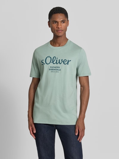 Männermodel trägt Regular Fit T-Shirt aus reiner Baumwolle von s.Oliver RED LABEL, Optik: Unifarben, Label-Print, Kurzarm, Jersey, Rundhals-Ausschnitt, Ganzkörperansicht von vorne.