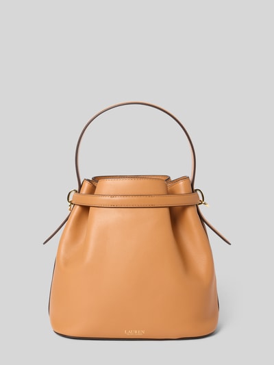 Produktfoto, Bucket Bag aus echtem Rindsleder von Lauren Ralph Lauren in warmem Braunton, goldene Zierschnalle, abnehmbare Schulterriemen, offenes Hauptfach, Innenfach mit Reißverschluss, Maße: Breite 24 cm, Länge 24 cm, Tiefe 14 cm, Länge Schulterriemen 117 cm.