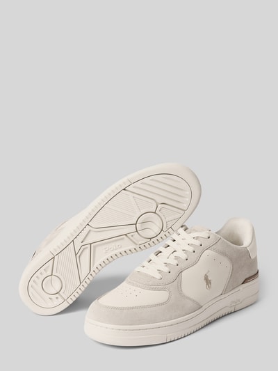 Produktfoto, Sneaker aus echtem Leder Modell 'MASTERS CRT' von Polo Ralph Lauren in Beige mit glatter und samtiger Textur vor grauem Hintergrund, Herren Sneaker von Polo Ralph Lauren