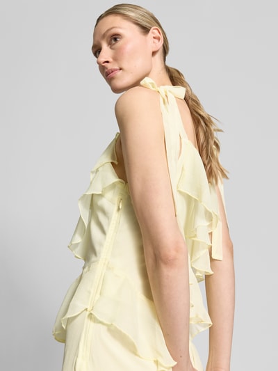 Frauenmodel trägt Midikleid mit Volants Modell 'LUNA' von Vila, A-Linie, Träger mit Schnürung, cremefarben, Nahaufnahme Oberkörper.