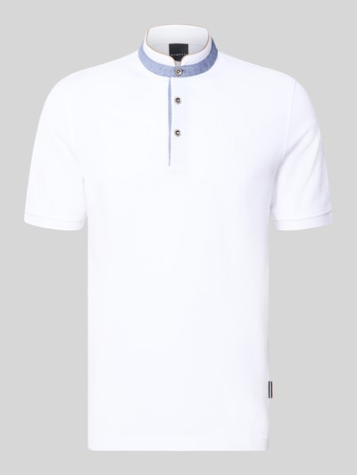 Produktfoto, Slim Fit Poloshirt mit Stehkragen von bugatti aus weißer Baumwolle, Knopfleiste, Label-Stitching, moderne Optik.